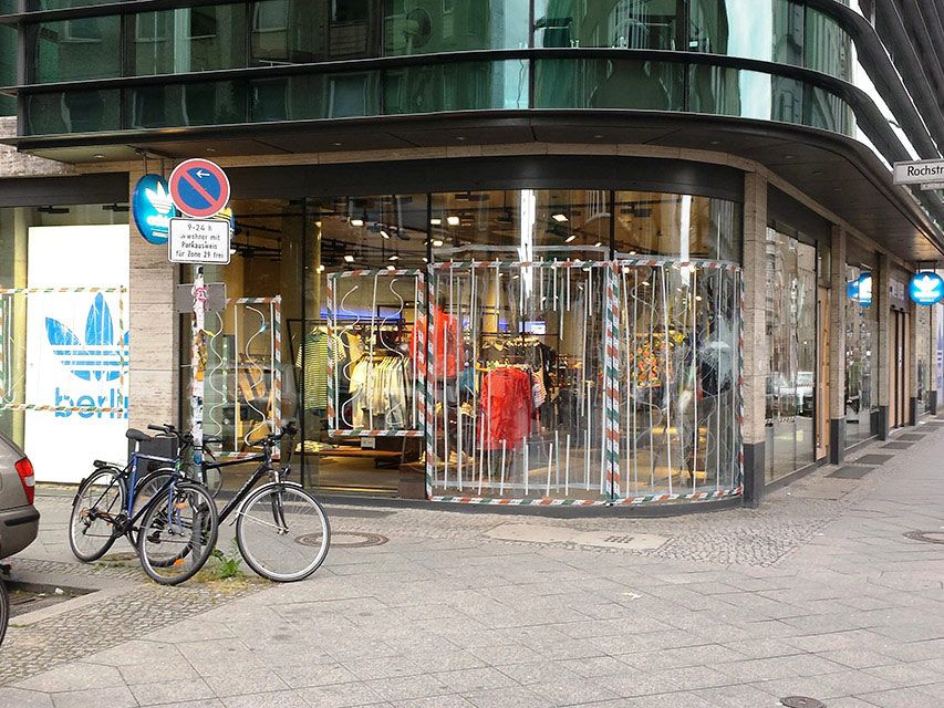 Reparatur der Glasfassade Adidas