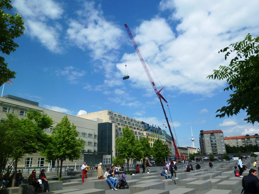 Kran vor einem Gebäude