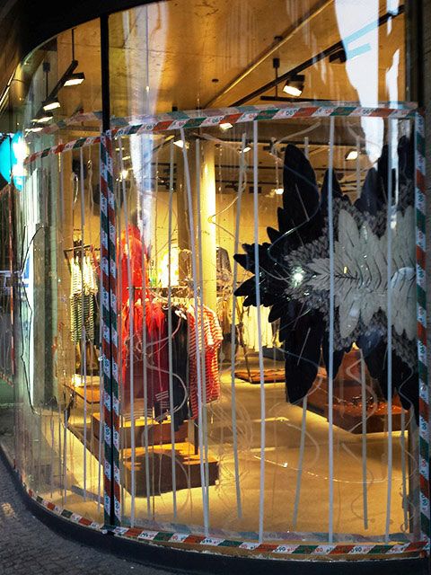 Defekte Schaufenster Scheibe Adidas Store