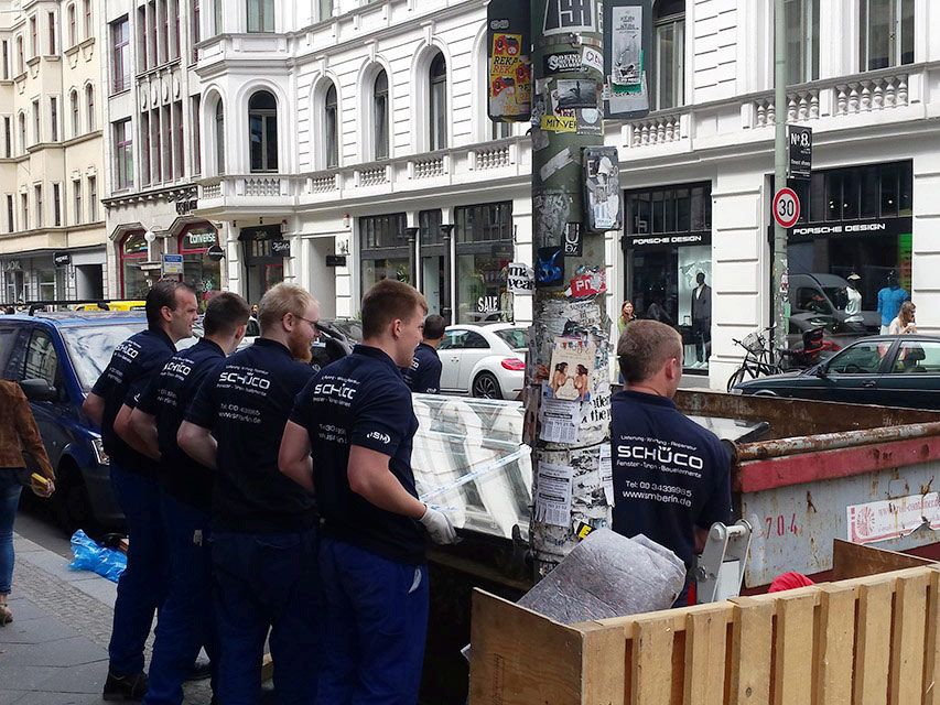 ISM Mitarbeiter tragen eine Glasscheibe