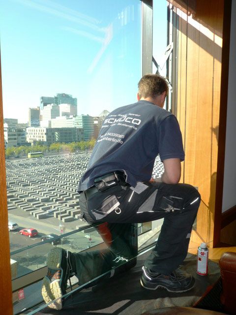 ISM Mitarbeiter bei Fenstereinbau