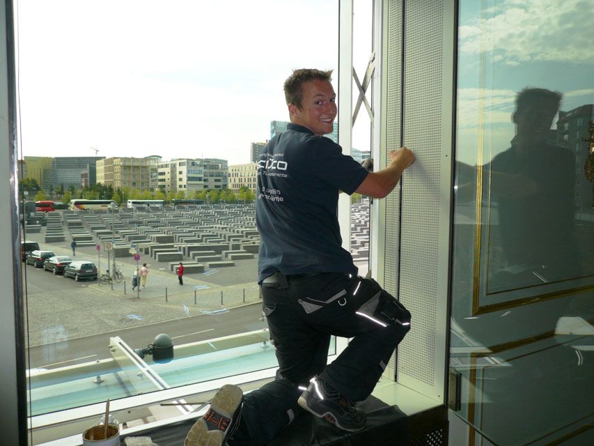 ISM Mitarbeiter bei Fenstereinbau