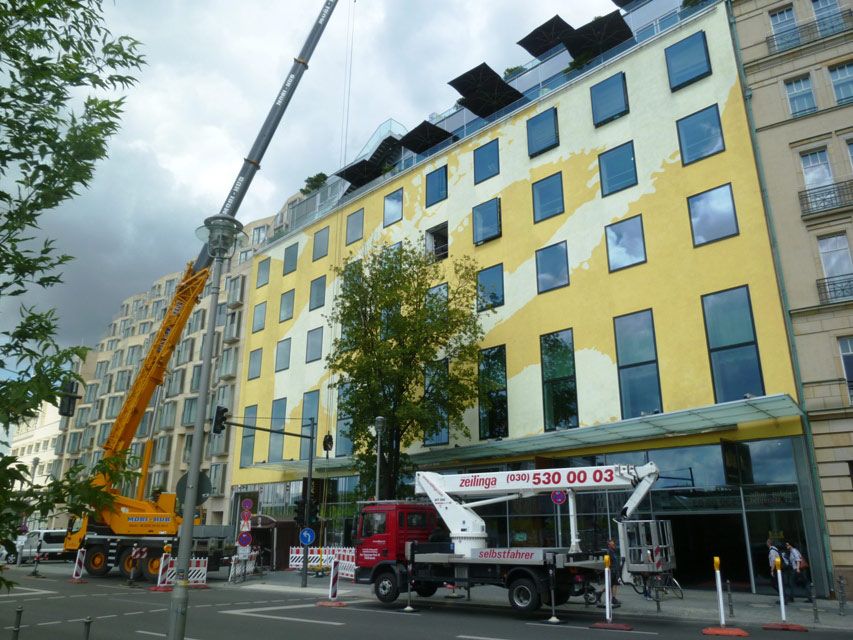 Adlon Hotel mit Kran davor