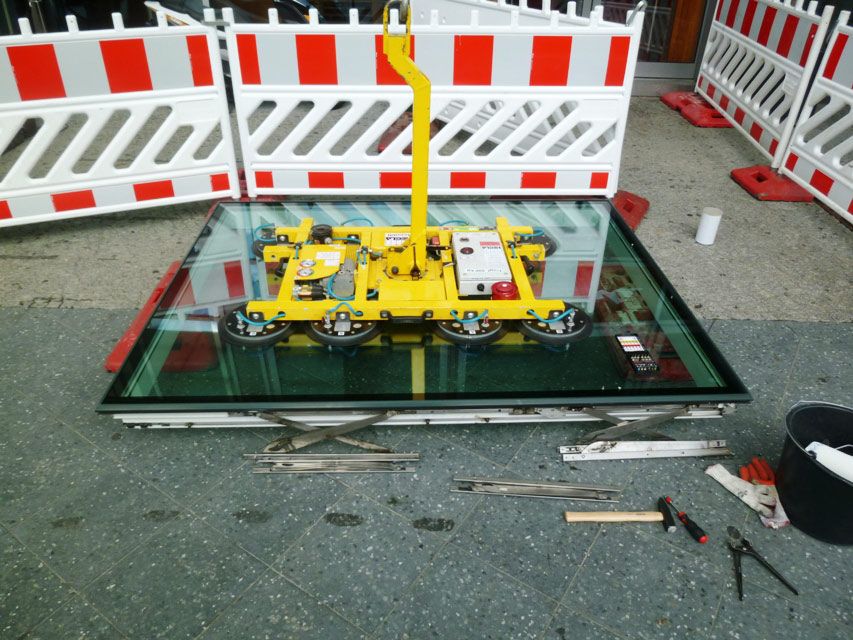 Auf der Straße liegende Straßenscheibe