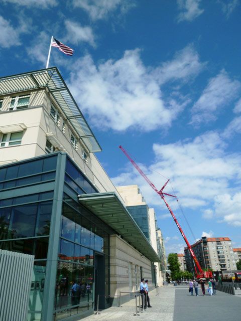 Kran vor einem Gebäude