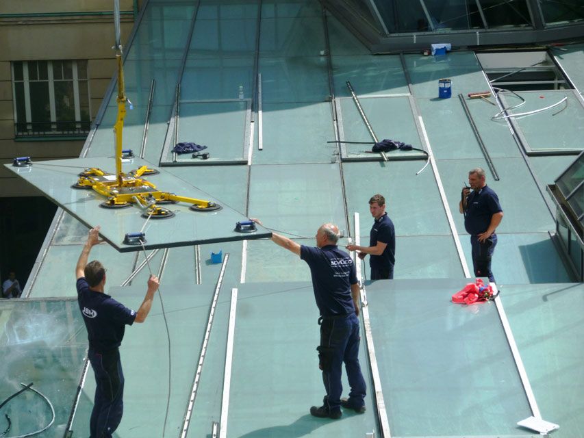 ISM Mitarbeiter beim Einsatz einer Glasscheibe