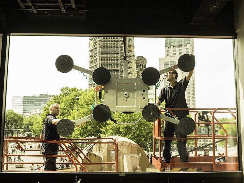 Großes Glasfenster mit Saugbatterie