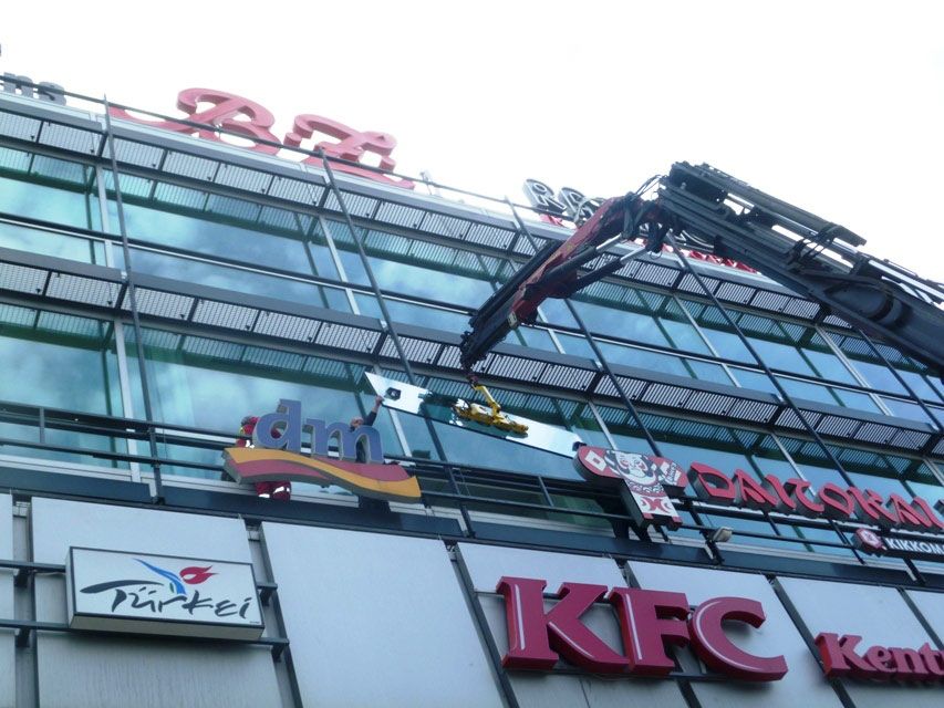 Europa Center Gebäude mit Kran