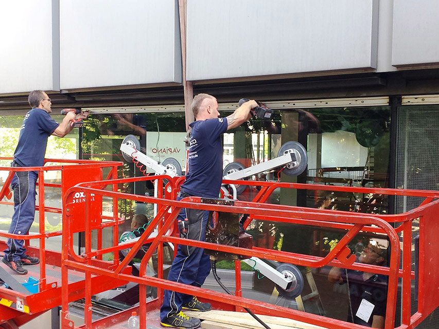 2 ISM Mitarbeiter arbeiten am Europa Center Gebäude