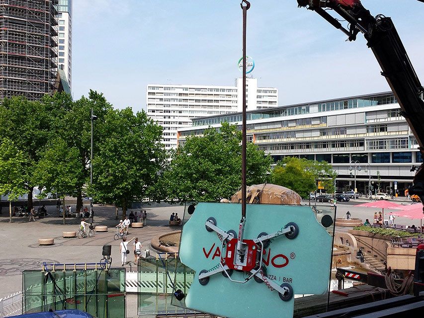 Einsatz einer Glasscheibe mittels Kran