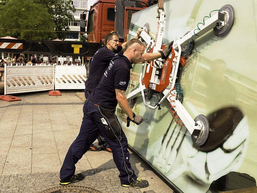 2 ISM Mitarbeiter arbeiten mit Saugbatterie