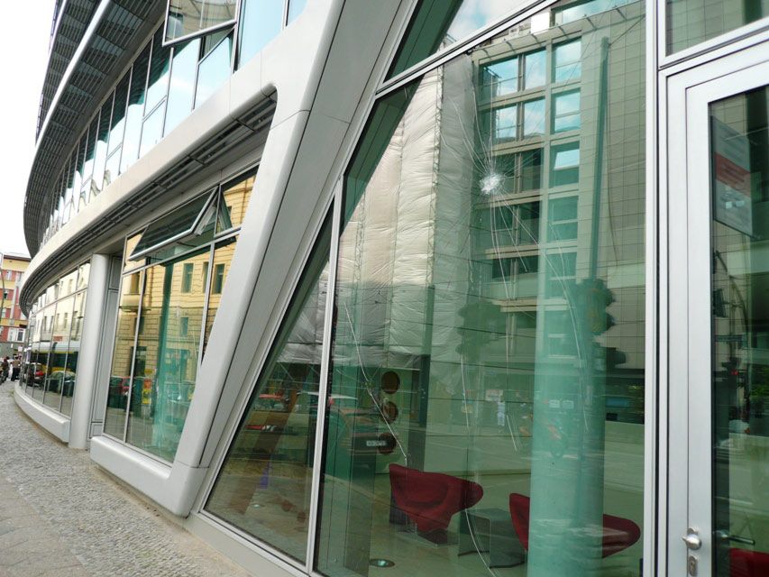 Gebäude mit gesprungener Fensterscheibe